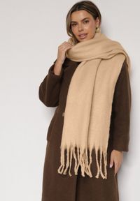 Born2be - Beżowy Szalik z Frędzlami Owedarria. Okazja: na co dzień. Kolor: beżowy. Materiał: dresówka, jeans. Styl: casual, elegancki #1