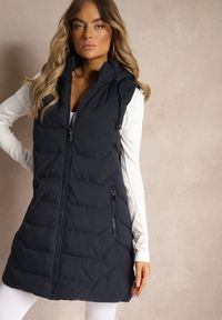 Renee - Granatowa Kamizelka Pikowana Zapinana na Suwak Ozdobiona Kapturem i Sznurkami Finaria. Okazja: na co dzień. Kolor: niebieski. Materiał: jeans. Wzór: aplikacja. Styl: casual, elegancki #2