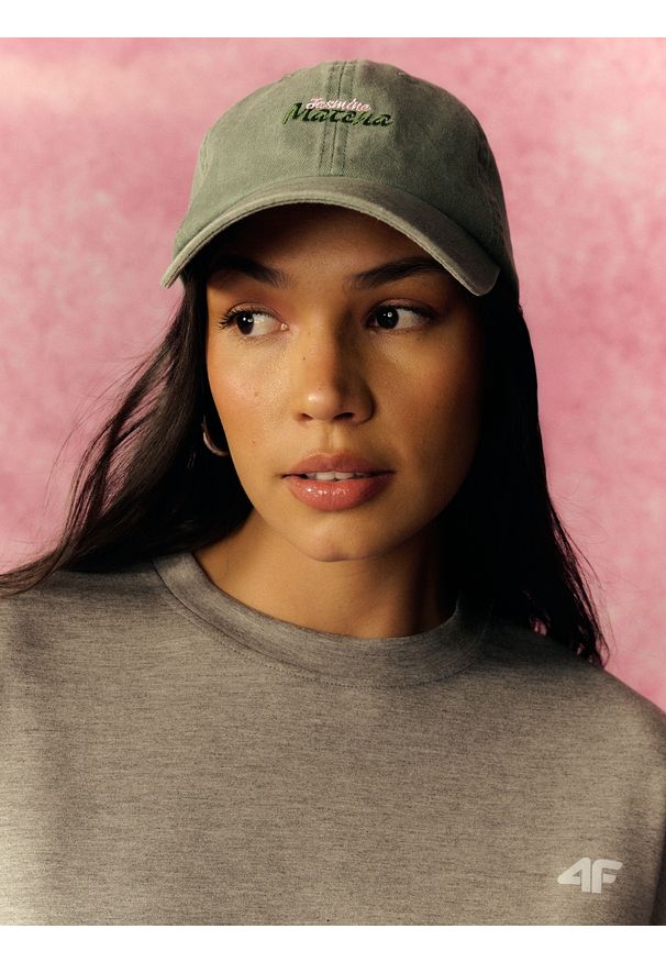 4f - 4F Czapka z daszkiem strapback damska - zielona XS/S (56cm). Kolor: zielony. Materiał: bawełna, tkanina, materiał. Styl: sportowy, klasyczny, vintage, casual