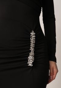 Born2be - Czarna Wieczorowa Sukienka Zdobiona Marszczeniem i Cyrkoniową Aplikacją Thelxienara. Okazja: na wesele, na imprezę, na ślub cywilny. Kolor: czarny. Materiał: materiał. Wzór: aplikacja. Styl: wizytowy #5