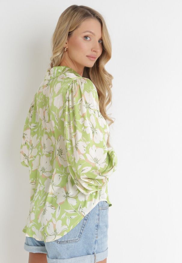 Born2be - Zielona Kwiecista Koszula z Guzikami i Szerokimi Mankietami Viasa. Okazja: na co dzień. Kolor: zielony. Materiał: materiał. Wzór: kwiaty. Styl: casual