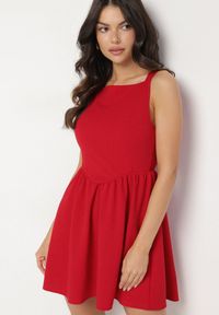 Born2be - Czerwona Koktajlowa Rozkloszowana Sukienka z Wiskozą Tilavelle. Okazja: na imprezę. Kolor: czerwony. Materiał: wiskoza. Sezon: lato. Typ sukienki: proste, rozkloszowane. Styl: wizytowy