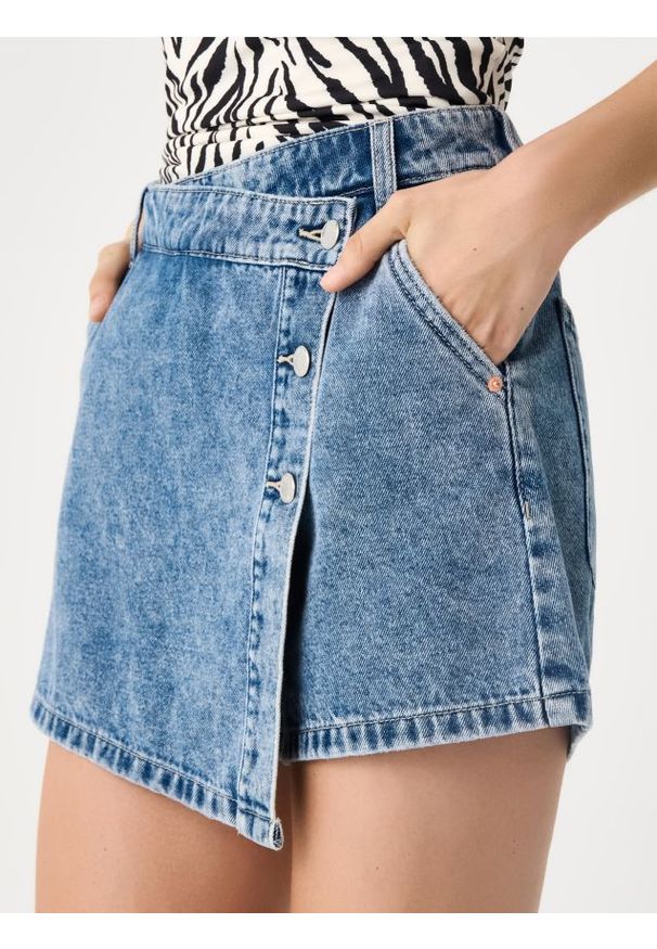 Sinsay - Spódnico-spodenki jeansowe - niebieski. Kolor: niebieski. Materiał: jeans