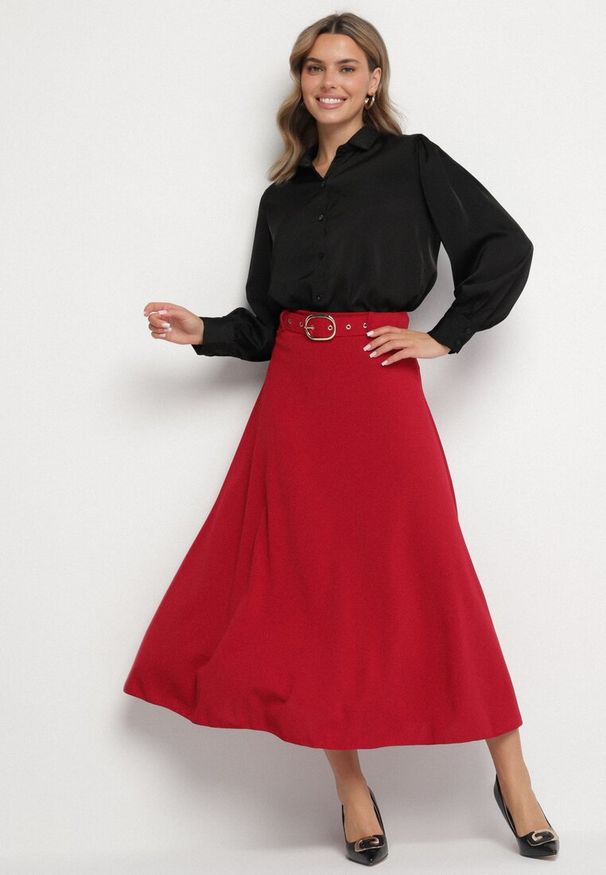 Born2be - Bordowa Rozkloszowana Spódnica z Wysokim Stanem Ozdobiona Paskiem z Klamrą Lobir. Okazja: na co dzień. Stan: podwyższony. Kolor: czerwony. Materiał: jedwab. Wzór: aplikacja. Styl: casual, elegancki