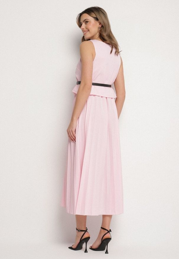 Born2be - Różowa Sukienka Bez Rękawów z Plisami i Paskiem z Klamrą Iffale. Okazja: na co dzień, na spacer. Kolor: różowy. Długość rękawa: bez rękawów. Styl: klasyczny, casual