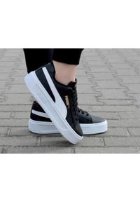 Buty do chodzenia damskie Puma Smash Platform V3. Zapięcie: sznurówki. Kolor: czarny. Materiał: guma, skóra, syntetyk, materiał, tkanina. Szerokość cholewki: normalna. Obcas: na platformie. Sport: turystyka piesza
