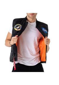 Bezrękawnik Alpha Industries Puffer Vest NASA 11812403 - czarny. Kolor: czarny. Materiał: syntetyk, poliester. Długość rękawa: bez rękawów. Wzór: aplikacja. Sezon: jesień, zima