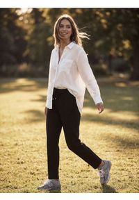 Sinsay - Spodnie cygaretki z dzianiny z wiskozą - czarny. Kolor: czarny. Materiał: dzianina, wiskoza