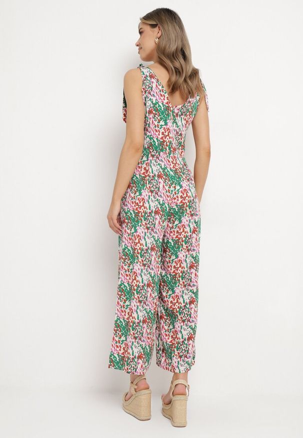 Born2be - Zielony Kombinezon z Długimi Nogawkami Wiązanymi Ramiączkami i Abstrakcyjnym Printem Izara. Okazja: na co dzień, na spacer, na imprezę. Kolor: zielony. Materiał: wiskoza. Długość rękawa: na ramiączkach. Długość: długie. Wzór: nadruk. Sezon: lato. Styl: casual, elegancki