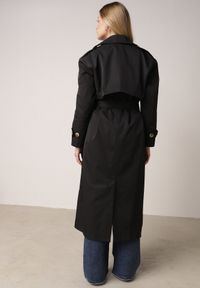 Born2be - Czarny Bawełniano-Wiskozowy Płaszcz Trencz z Wiązanym Paskiem i Klapą Lissana. Okazja: na co dzień. Kolor: czarny. Materiał: wiskoza, bawełna. Styl: casual, elegancki, klasyczny #5