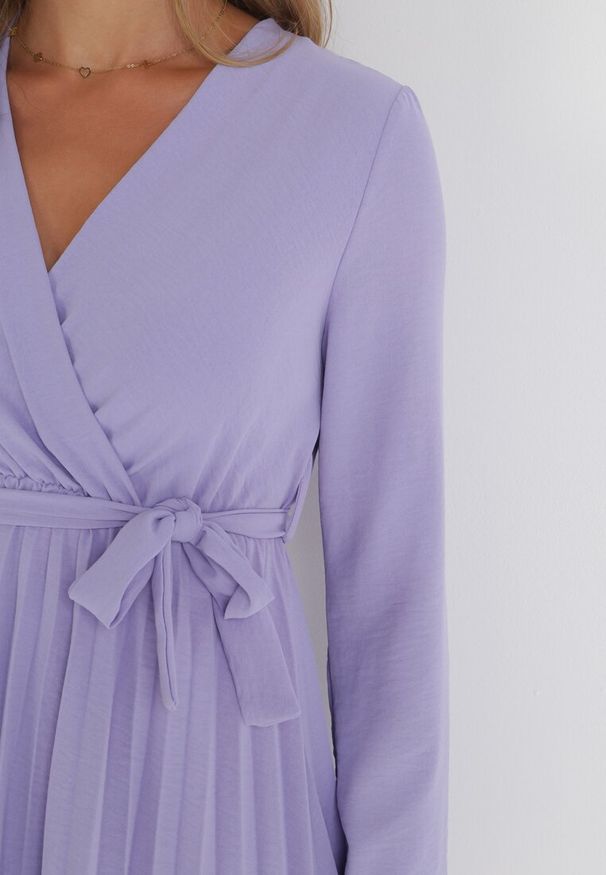 Born2be - Fioletowa Sukienka Plisowana z Kopertowym Dekoltem i Paskiem Minesia. Kolor: fioletowy. Materiał: materiał. Typ sukienki: kopertowe. Styl: elegancki