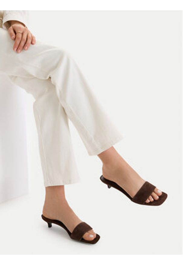 Gino Rossi - GINO ROSSI Klapki EO-V2229-111-5 Brązowy. Kolor: brązowy. Materiał: zamsz, skóra