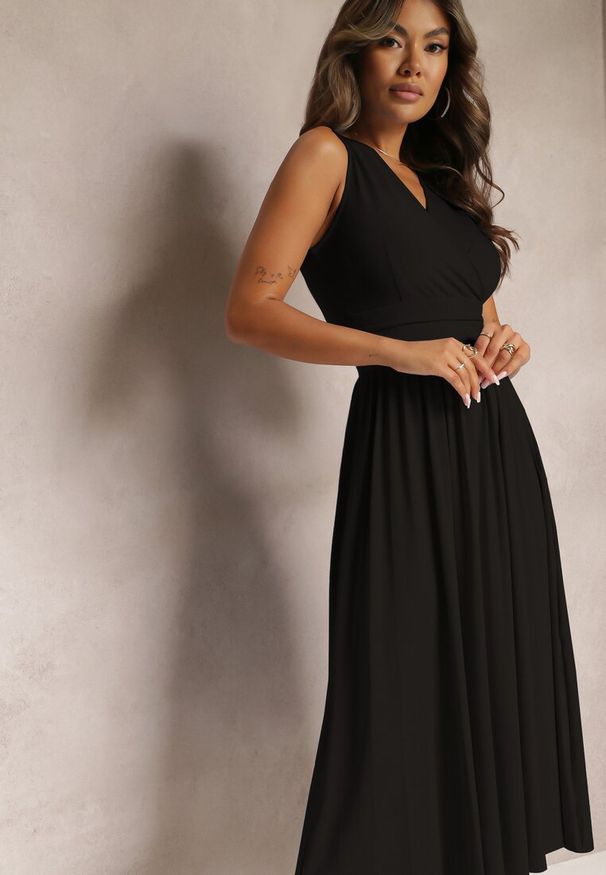 Renee - Czarna Sukienka z Kopertowym Dekoltem i Plisowanym Dołem Anamarie. Kolor: czarny. Długość rękawa: bez rękawów. Typ sukienki: kopertowe. Długość: midi