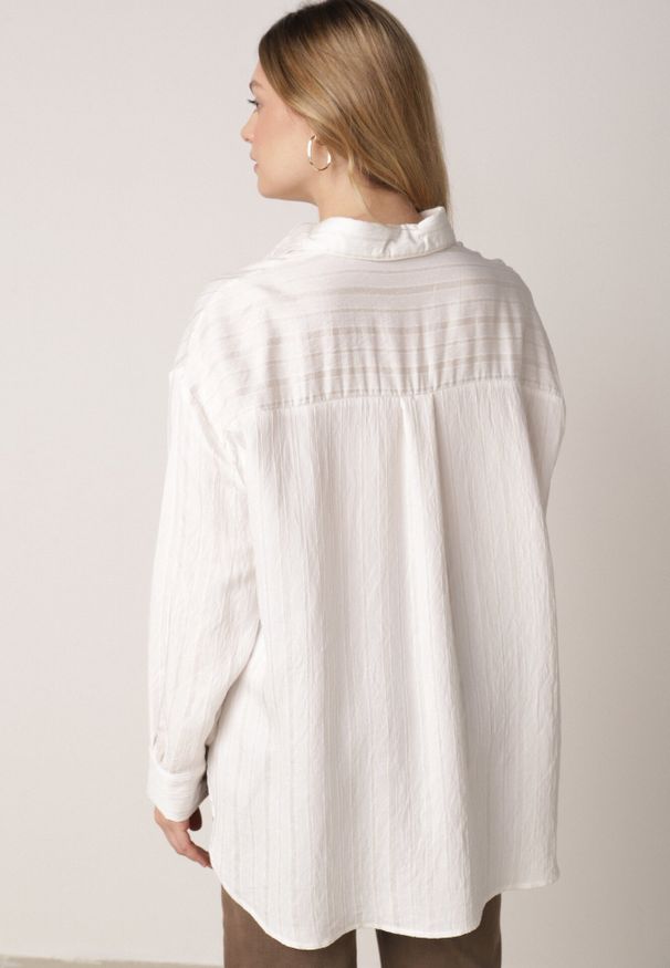 Born2be - Biała Wiskozowa Koszula z Dodatkiem Lnu z Tkaniny Strukturalnej Noma. Okazja: na co dzień. Kolor: biały. Materiał: wiskoza, tkanina, len. Styl: casual