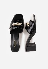 Renee - Czarne Klapki na Słupku w Eleganckim Stylu Zdobione Podłużną Aplikacją Achythia. Okazja: na co dzień. Kolor: czarny. Materiał: satyna, jeans. Wzór: aplikacja. Obcas: na słupku. Styl: elegancki #9