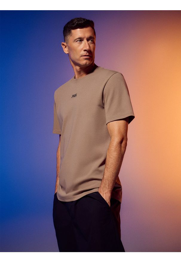 4f - 4F T-shirt regular gładki męski 4F x Robert Lewandowski - beżowy XXL. Okazja: na spacer, na co dzień. Kolor: beżowy. Materiał: jersey, bawełna, materiał, dzianina. Wzór: gładki. Sezon: lato. Styl: casual, klasyczny, sportowy