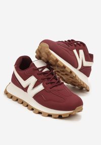 Renee - Bordowe Sneakersy Ozdobione Geometrycznym Motywem Annerie. Okazja: na co dzień. Kolor: czerwony. Materiał: jeans. Wzór: aplikacja, geometria