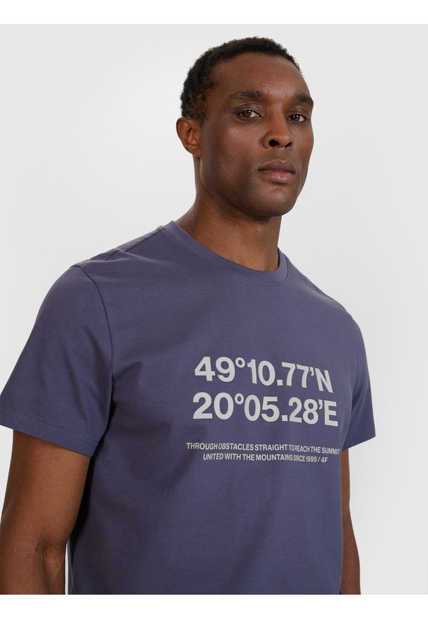 4f - 4F T-shirt regular z nadrukiem męski - szary M. Okazja: na co dzień. Kolor: szary. Materiał: dzianina, jersey, bawełna. Długość rękawa: krótki rękaw. Długość: krótkie. Wzór: nadruk. Styl: casual, klasyczny, sportowy