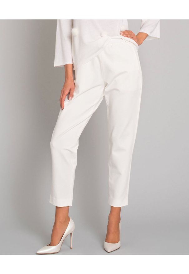 LE TRICOT PERUGIA - Białe spodnie z kieszeniami. Kolor: biały. Materiał: bawełna, materiał. Wzór: aplikacja