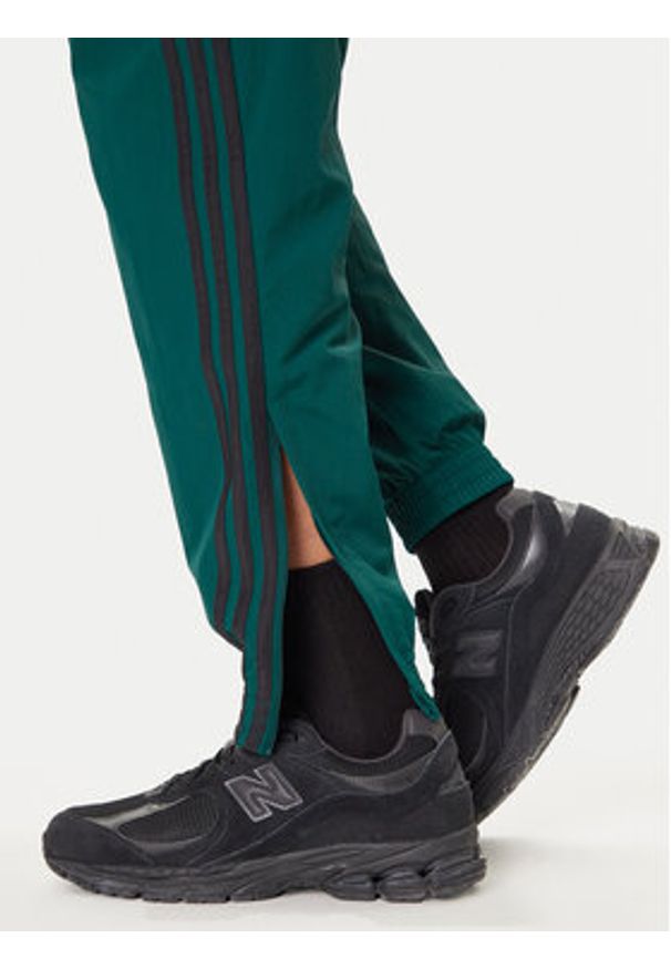 Adidas - adidas Spodnie dresowe adicolor Woven Firebird JY1335 Zielony Regular Fit. Kolor: zielony. Materiał: syntetyk