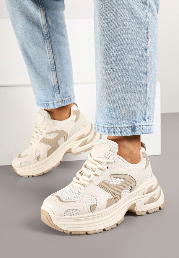 Born2be - Beżowe Sneakersy na Grubej Tłoczonej Podeszwie z Geometrycznym Motywem Soloria. Okazja: na co dzień. Zapięcie: sznurówki. Kolor: beżowy. Materiał: jeans. Wzór: geometria