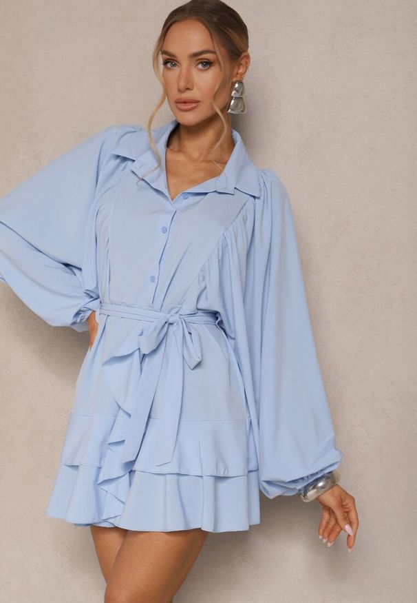 Renee - Jasnoniebieska Rozkloszowana Sukienka z Falbanami i Paskiem Divanessa. Okazja: na co dzień. Kolor: niebieski. Materiał: materiał. Typ sukienki: proste, rozkloszowane. Styl: casual