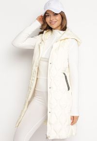 Born2be - Jasnobeżowa Pikowana Kamizelka z Kapturem Nomppe. Typ kołnierza: kaptur. Kolor: beżowy #4