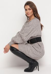 Born2be - Ciemnoszary Oversizowy Sweter o Długim Kroju z Ozdobnym Splotem Sapodis. Kolor: szary. Długość rękawa: długi rękaw. Długość: długie. Wzór: ze splotem #3