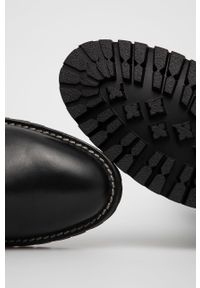 TwinSet - Twinset Botki skórzane damskie kolor czarny na płaskim obcasie. Nosek buta: okrągły. Kolor: czarny. Materiał: skóra. Szerokość cholewki: normalna. Obcas: na obcasie. Wysokość obcasa: niski