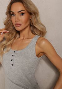 Renee - Szary Bawełniany Top o Asymetrycznym Kroju Ozdobiony Guzikami z Regulacją z Boku Vilalina. Kolor: szary. Materiał: bawełna. Wzór: aplikacja. Styl: elegancki #4