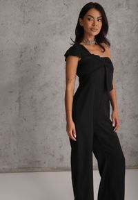Renee - Czarny Kombinezon VICES na Jedno Ramię z Wiązaniem Arrida. Kolor: czarny. Materiał: zamsz. Styl: elegancki, wizytowy #1