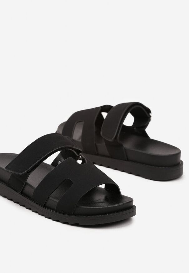 Renee - Czarne Klapki z Geometryczną Cholewką Tatosinea. Okazja: na imprezę, na plażę. Kolor: czarny. Materiał: jeans. Wzór: geometria. Obcas: na platformie