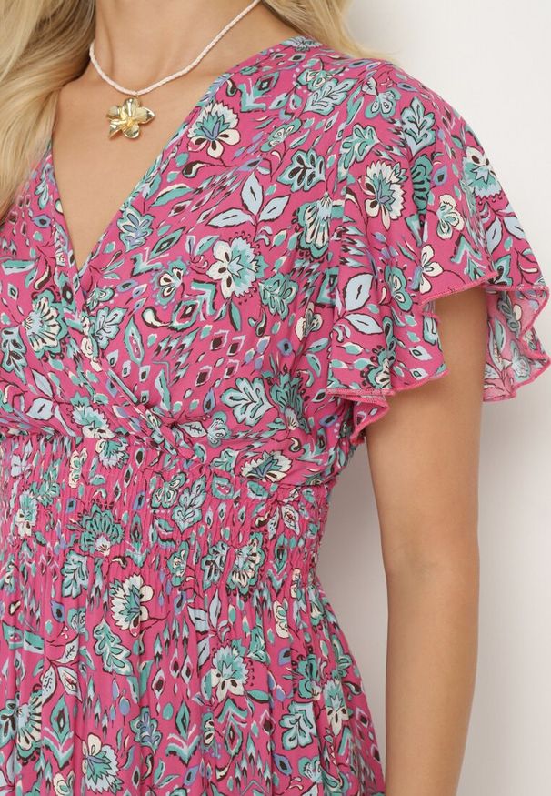 Born2be - Różowa Wiskozowa Sukienka w Kwiaty z Trójkątnym Dekoltem i Gumką w Talii Tivara. Okazja: na co dzień, na randkę. Kolor: różowy. Materiał: wiskoza. Wzór: kwiaty. Sezon: lato. Styl: elegancki, casual