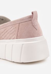 Born2be - Różowe Skórzane Mokasyny na Grubej Podeszwie Zdobione Perforacją i Łańcuszkiem Ariuk. Okazja: na co dzień, do pracy. Kolor: różowy. Materiał: skóra. Wzór: aplikacja. Styl: casual, elegancki #4