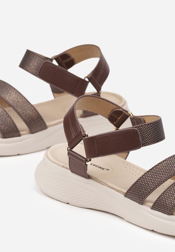 Born2be - Brązowe Sandały z Przeplatanymi Paskami z Ozdobnym Tłoczeniem Zapinane na Rzep Nitorella. Okazja: na co dzień. Zapięcie: rzepy. Kolor: brązowy. Wzór: aplikacja. Styl: casual, elegancki