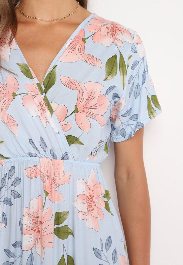 Born2be - Jasnoniebieska Kwiatowa Rozkloszowana Sukienka z Bawełną Naviriels. Okazja: na spacer, na co dzień, na imprezę. Typ kołnierza: dekolt w serek. Kolor: niebieski. Materiał: bawełna. Długość rękawa: krótki rękaw. Wzór: kwiaty. Sezon: wiosna, lato. Styl: casual