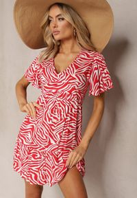 Renee - Czerwona Rozkloszowana Sukienka Mini z Wiskozy Ozdobiona Hipnotyzującym Printem Aluraisa. Kolor: czerwony. Materiał: wiskoza. Wzór: aplikacja, nadruk. Sezon: lato. Długość: mini
