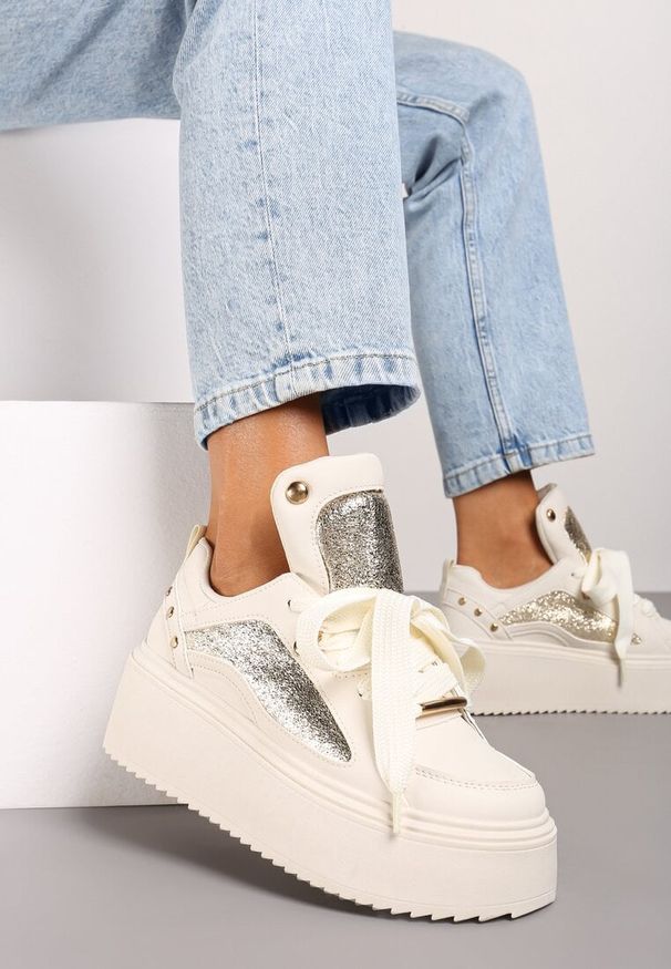 Born2be - Beżowe Sneakersy na Grubej Podeszwie z Metalicznymi Wstawkami i Nitami Azirra. Nosek buta: okrągły. Zapięcie: sznurówki. Kolor: beżowy. Materiał: jeans. Szerokość cholewki: normalna. Obcas: na obcasie. Wysokość obcasa: średni