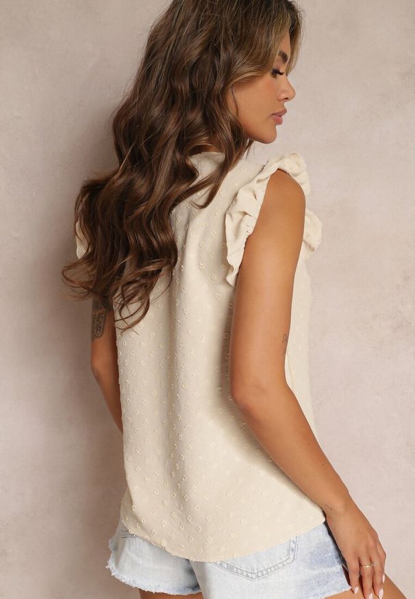 Renee - Beżowa Bluzka Top z Ozdobnym Dekoltem i Falbankami przy Ramionach Briara. Typ kołnierza: kołnierz z falbankami. Kolor: beżowy. Wzór: kropki. Sezon: wiosna, lato