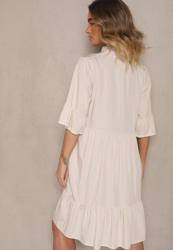 Renee - Beżowa Rozkloszowana Sukienka z Wiskozą i Falbanami Eviranna. Okazja: na co dzień. Typ kołnierza: dekolt w kształcie V. Kolor: beżowy. Materiał: wiskoza. Długość rękawa: krótki rękaw. Sezon: lato. Styl: casual, elegancki