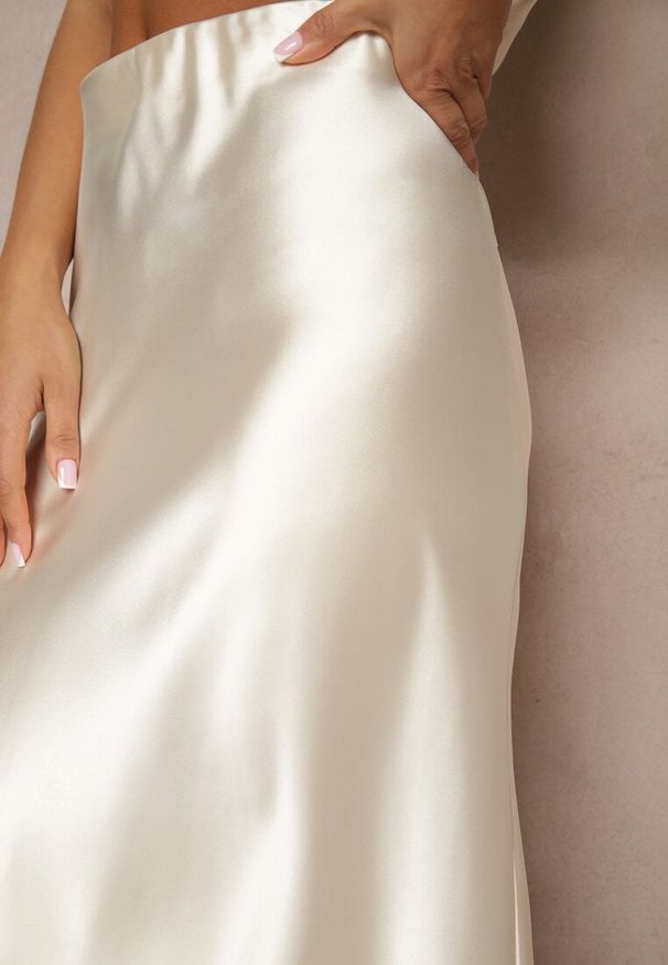 Renee - Jasnobeżowa Spódnica Satynowa High Waist Pillizze. Okazja: na co dzień. Stan: podwyższony. Kolor: beżowy. Materiał: satyna. Styl: casual, elegancki