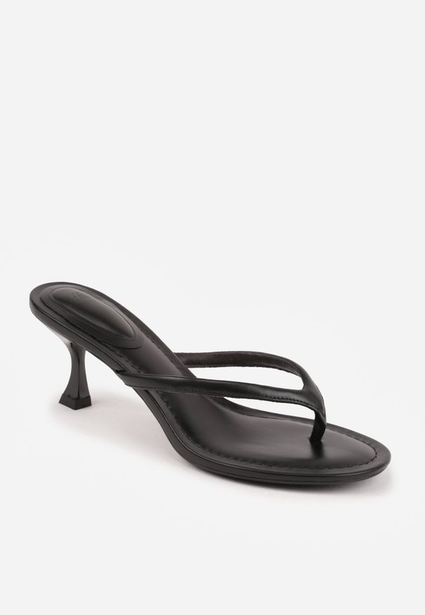 Born2be - Czarne Klapki Japonki na Obcasie Typu Kaczuszka Livnara. Okazja: na co dzień. Kolor: czarny. Materiał: len. Obcas: na obcasie. Styl: elegancki, casual. Wysokość obcasa: średni