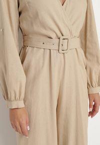 Born2be - Beżowy Bawełniany Kombinezon o Kopertowym Kroju z Paskiem i Gumką w Talii Mirrira. Kolor: beżowy. Materiał: bawełna. Długość rękawa: długi rękaw. Długość: długie. Styl: elegancki, klasyczny #2
