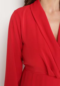 Born2be - Czerwona Sukienka Tryphala. Typ kołnierza: dekolt w kształcie V. Kolor: czerwony. Materiał: tkanina. Długość rękawa: długi rękaw. Wzór: aplikacja, gładki, jednolity. Typ sukienki: kopertowe. Styl: klasyczny. Długość: mini #3