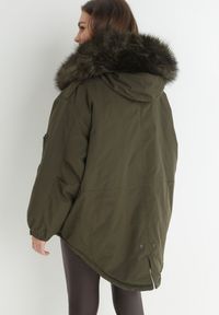 Born2be - Ciemnozielona Kurtka Parka Oversize z Futerkiem Mitto. Kolor: zielony. Materiał: futro. Długość rękawa: długi rękaw. Długość: długie. Sezon: zima, jesień. Styl: klasyczny, elegancki #4