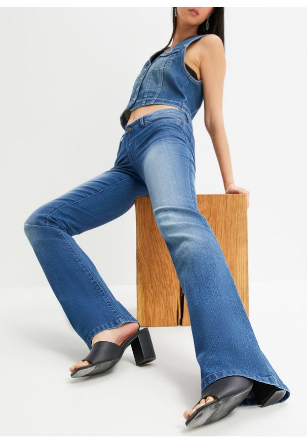 bonprix - Dżinsy o kroju bootcut, mid waist, ze stretchem. Kolor: niebieski
