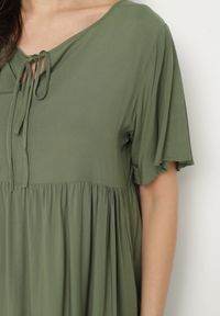 Born2be - Ciemnozielona Sukienka z Bawełny o Rozkloszowanym Kroju z Wiązaniem przy Dekolcie Mepilea. Okazja: na co dzień. Kolor: zielony. Materiał: bawełna. Długość rękawa: krótki rękaw. Sezon: wiosna, lato. Typ sukienki: rozkloszowane. Styl: klasyczny, casual, elegancki #5