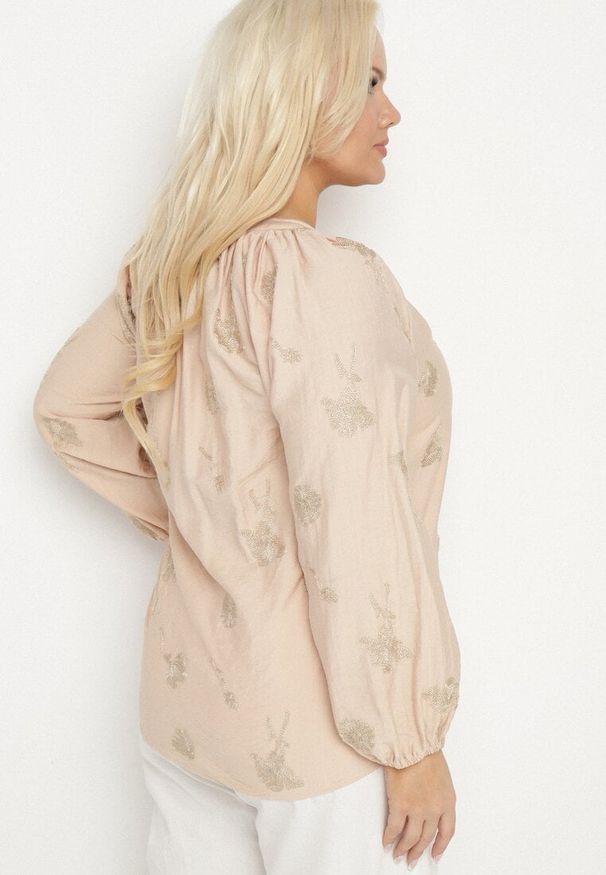 Born2be - Beżowa Bluzka z Dekoltem w Serek i Haftowanymi Zdobieniami z Metaliczną Nicią Sovbia. Typ kołnierza: dekolt w serek. Kolekcja: plus size. Kolor: beżowy. Materiał: jeans. Długość rękawa: długi rękaw. Długość: długie. Wzór: aplikacja, haft