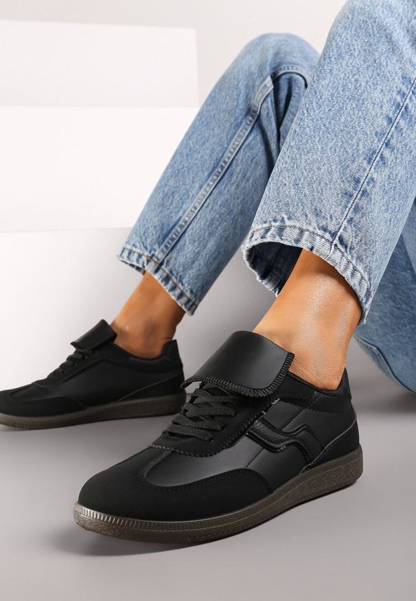 Born2be - Czarne Sneakersy z Wywiniętym Językiem i Geometryczną Wstawką Riaviana. Nosek buta: okrągły. Zapięcie: sznurówki. Kolor: czarny. Materiał: jeans. Wzór: geometria. Obcas: na płaskiej podeszwie