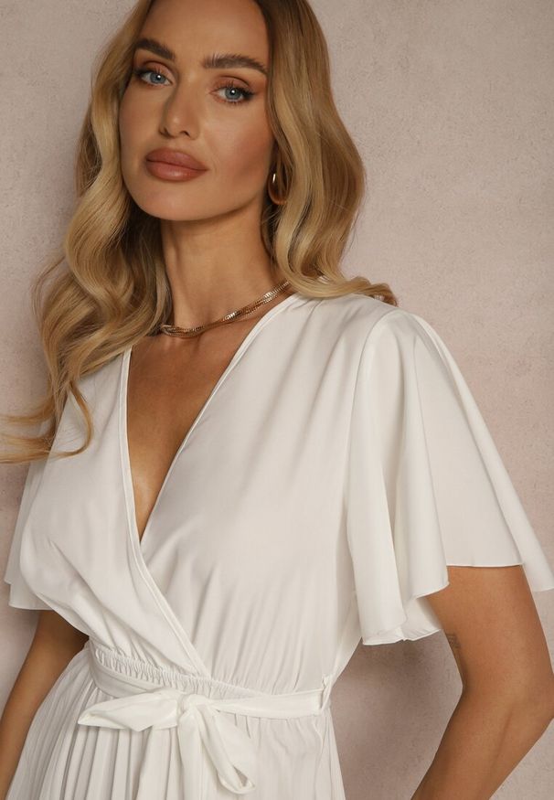Renee - Biała Sukienka Wiązana w Talii z Plisowaniem na Dole Dorseki. Kolor: biały. Materiał: materiał, tkanina. Styl: elegancki